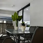 2-Level Apt With 3 Beds 3 Baths & Free Parking In Waterloo