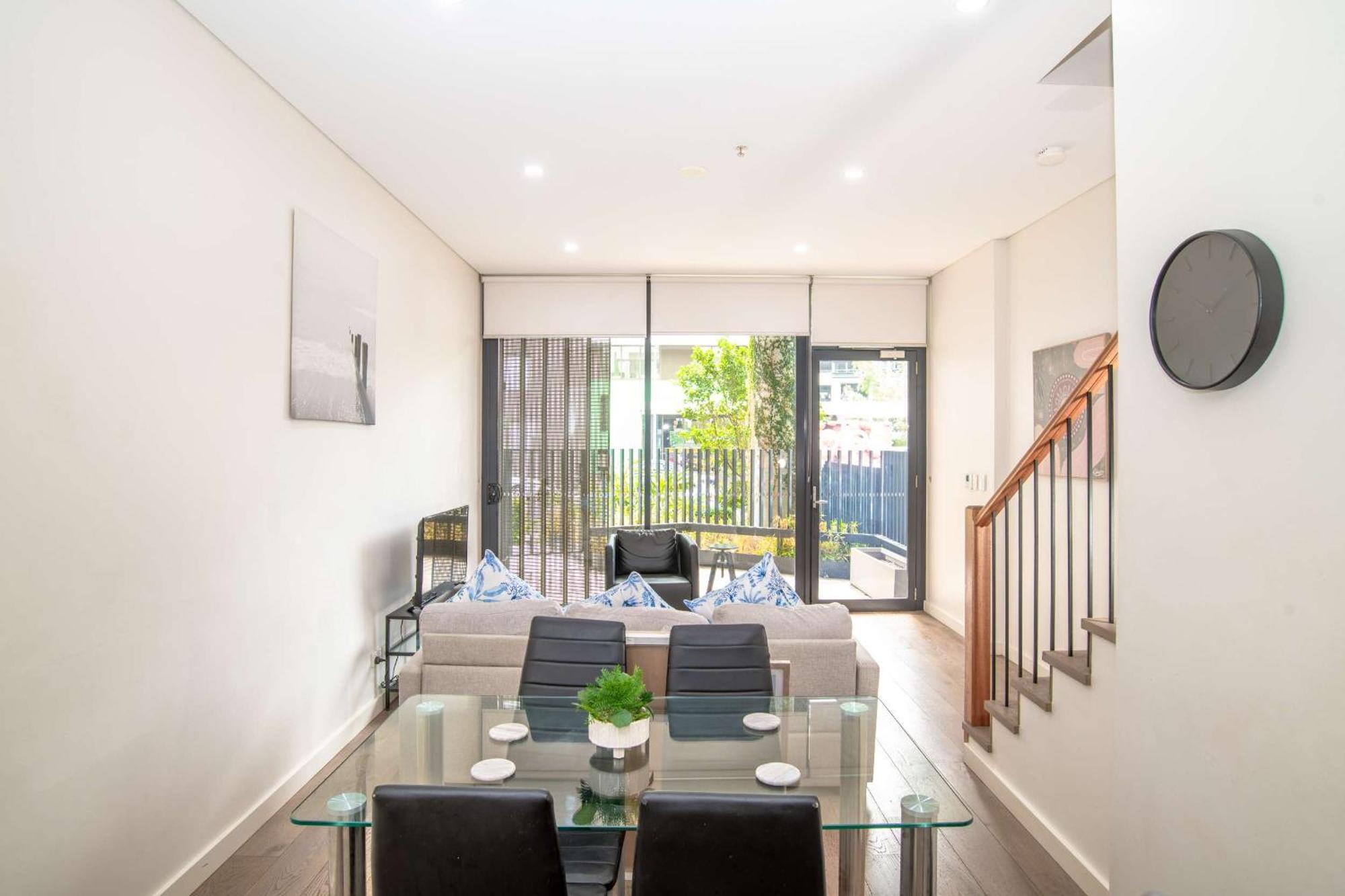 2-level With 3 Beds 3 Baths & Free Parking In Waterloo Apartment