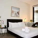 2-Level Apt With 3 Beds 3 Baths & Free Parking In Waterloo