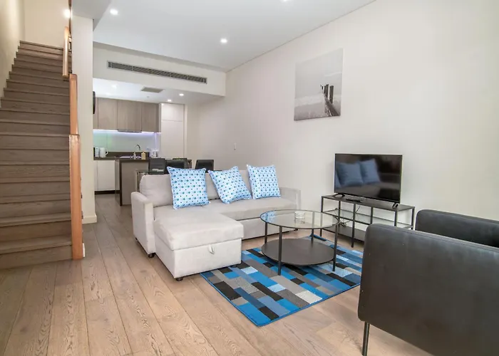 2-Level Apt With 3 Beds 3 Baths & Free Parking In Waterloo