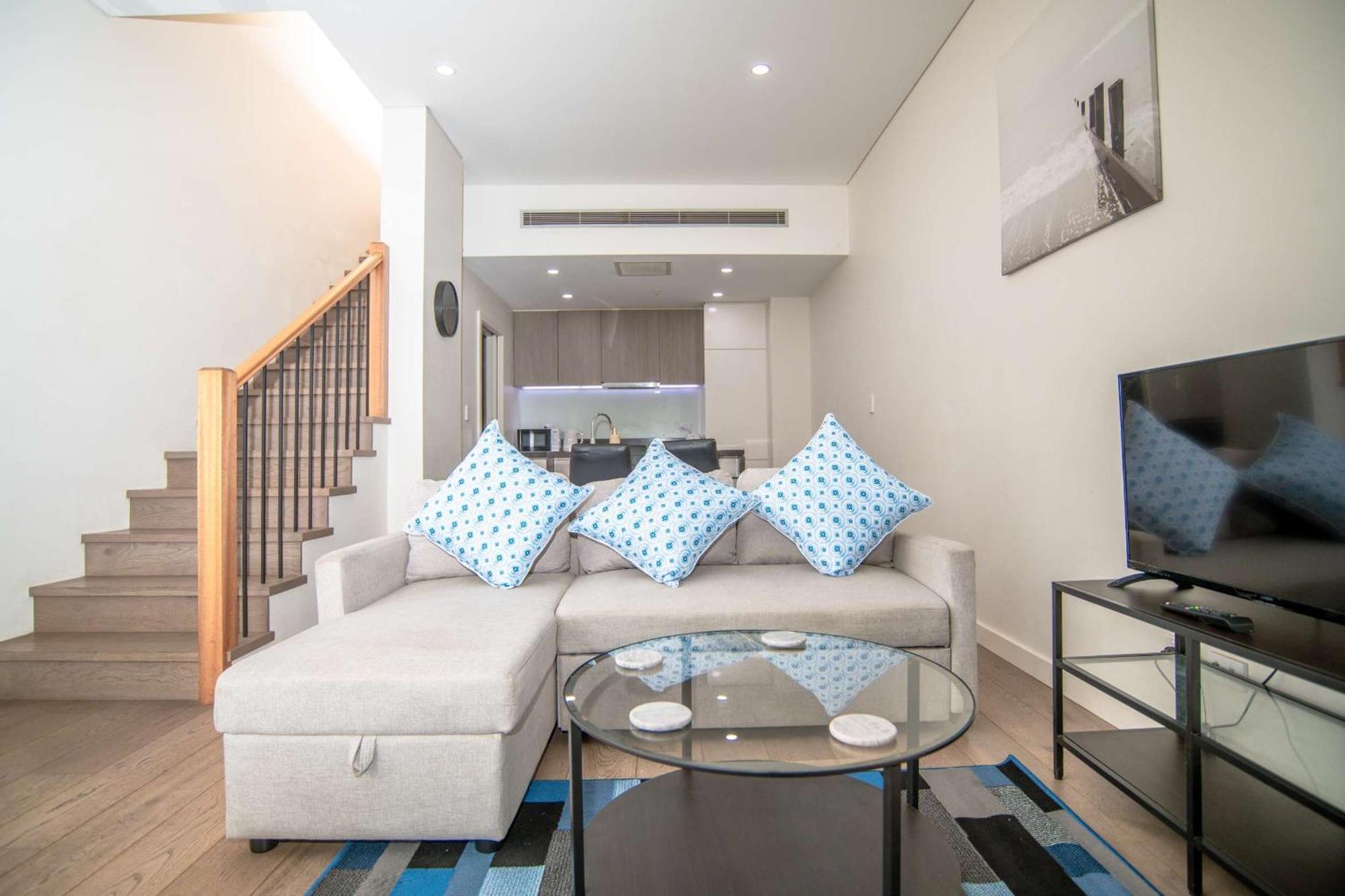 2-level With 3 Beds 3 Baths & Free Parking In Waterloo