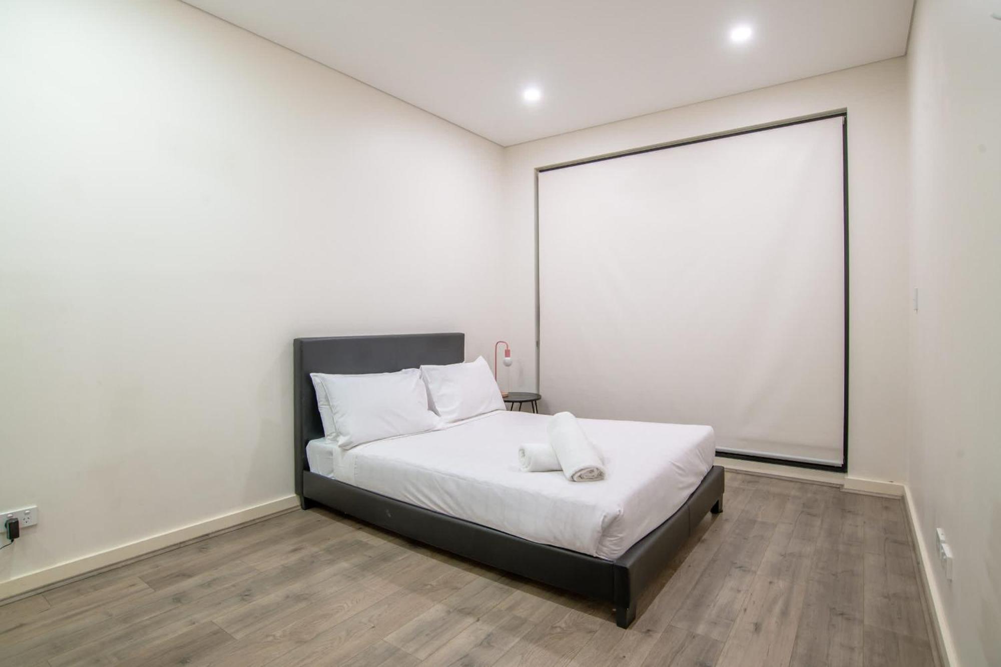 2-level With 3 Beds 3 Baths & Free Parking In Waterloo *