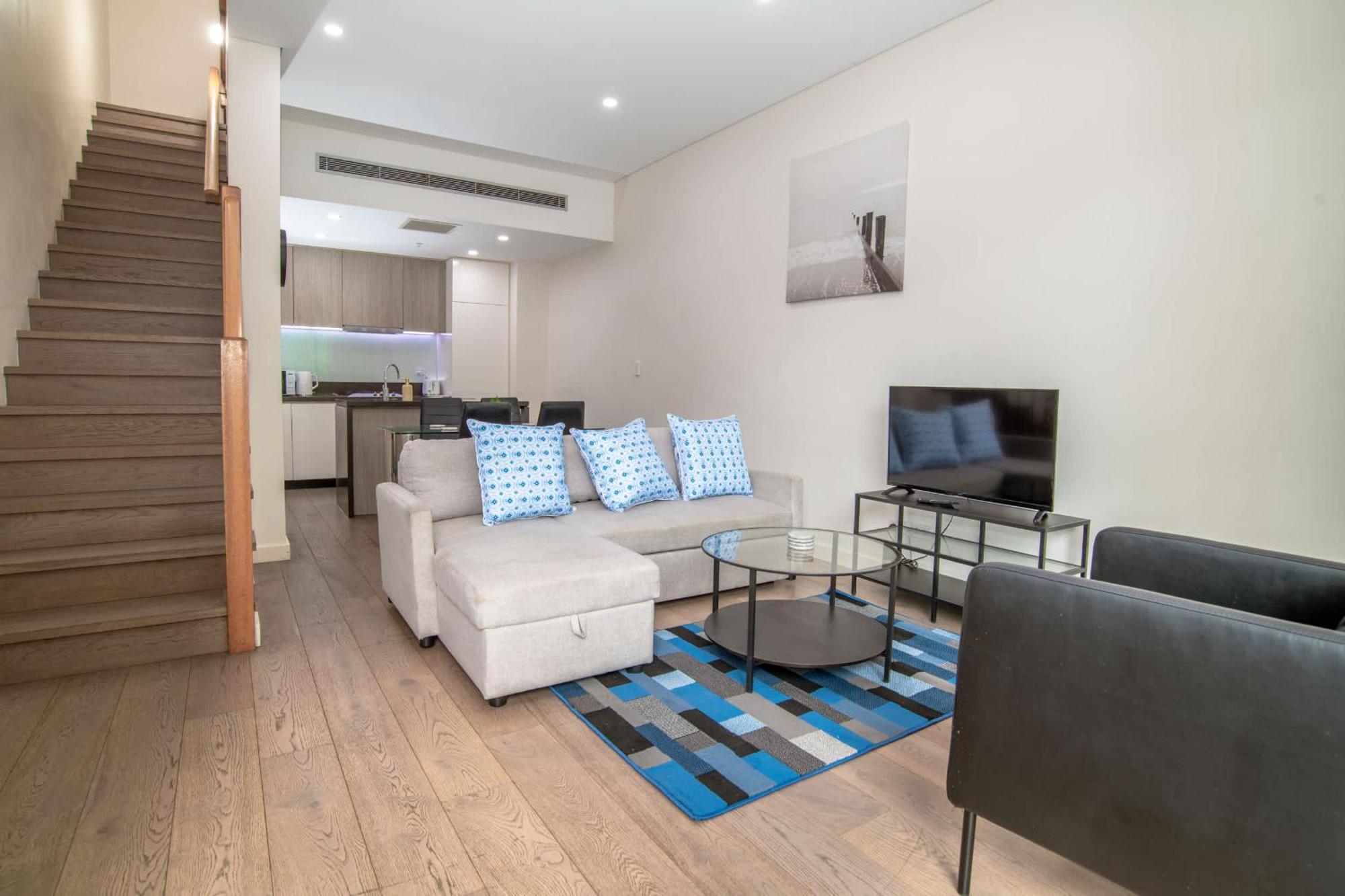 2-level With 3 Beds 3 Baths & Free Parking In Waterloo