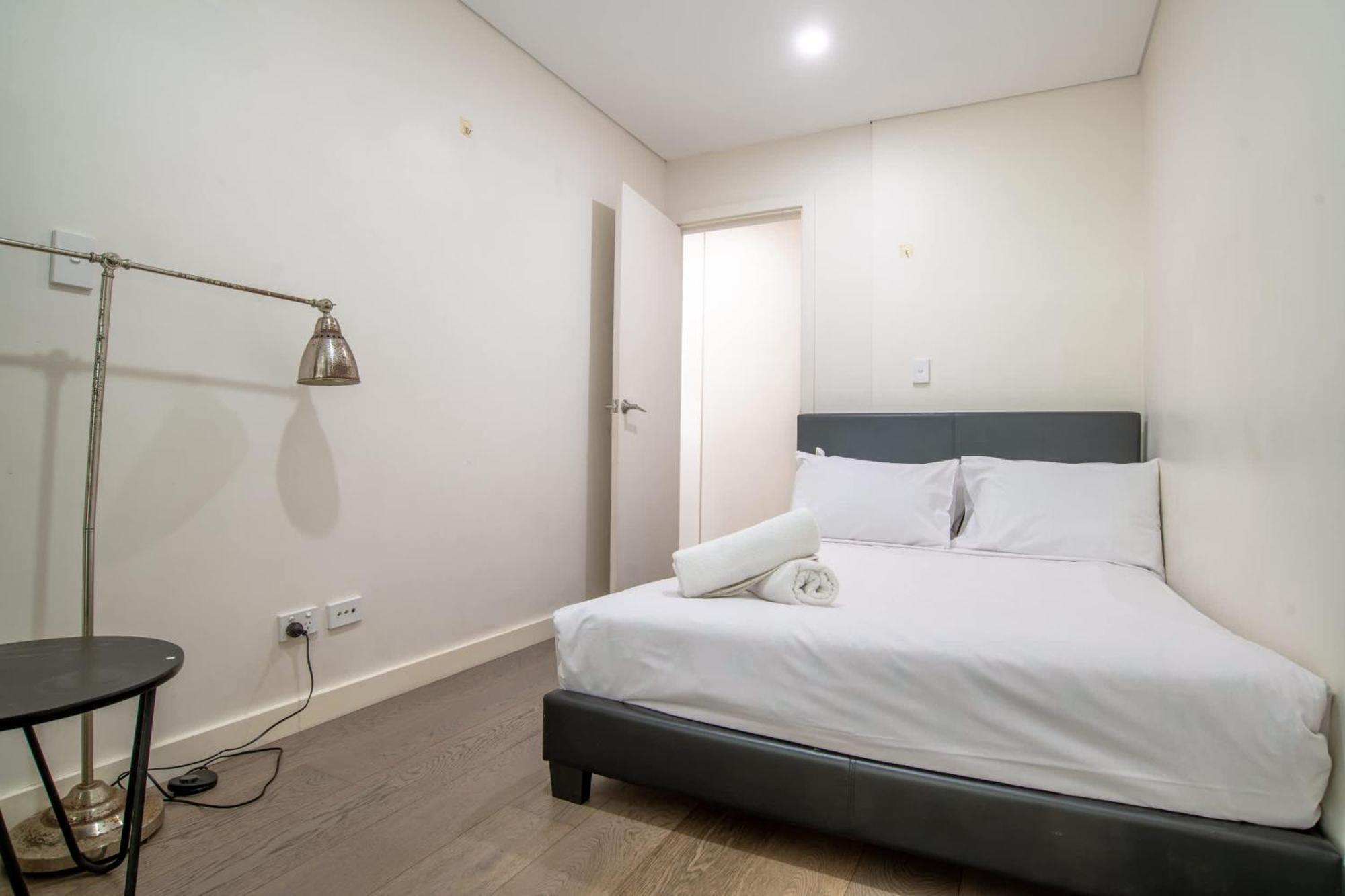 2-level With 3 Beds 3 Baths & Free Parking In Waterloo Apartment Sydney