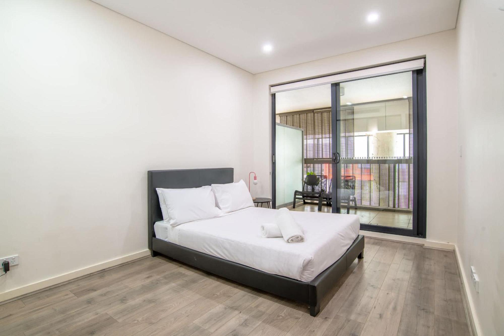 2-level With 3 Beds 3 Baths & Free Parking In Waterloo *