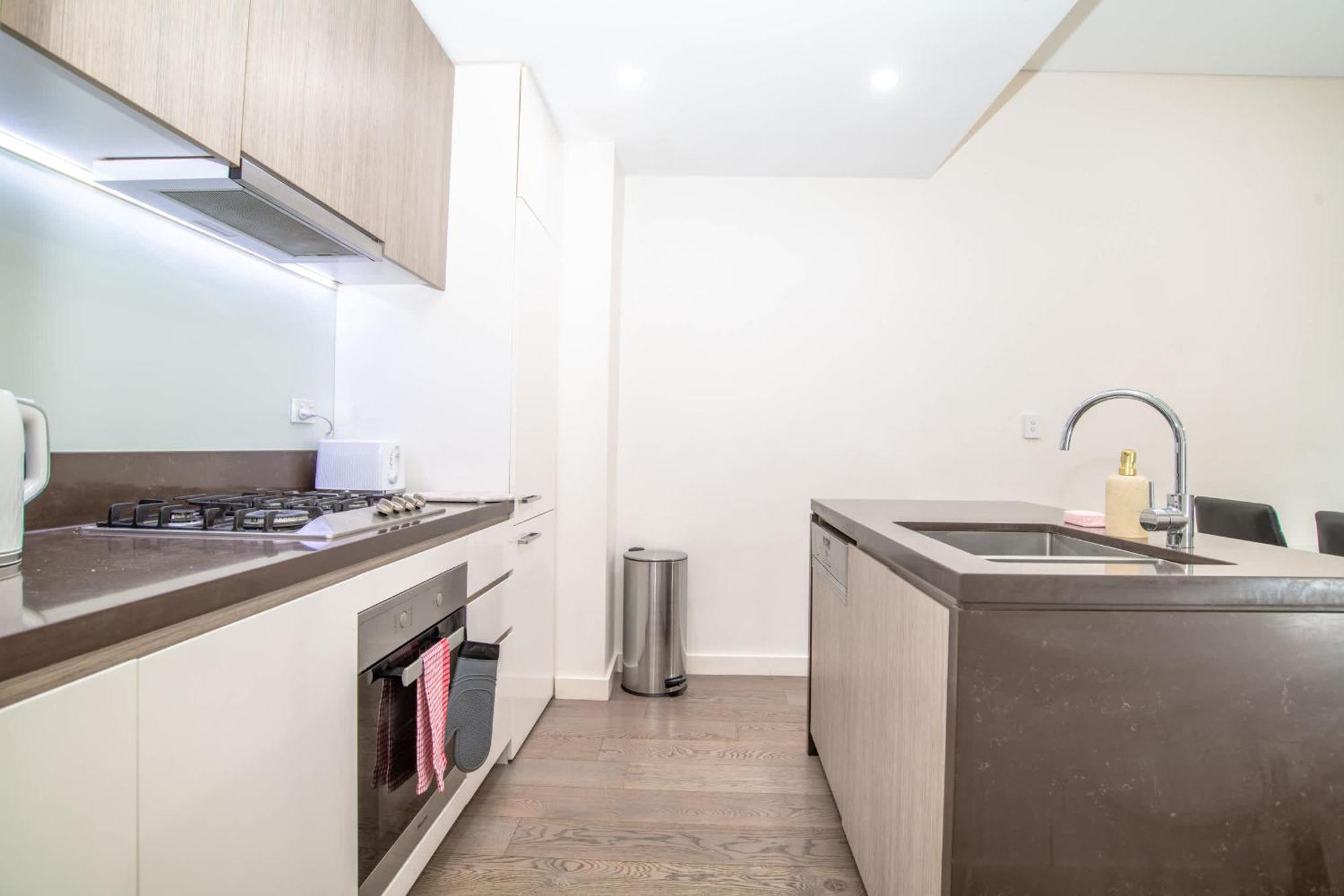Apartment 2-level With 3 Beds 3 Baths & Free Parking In Waterloo