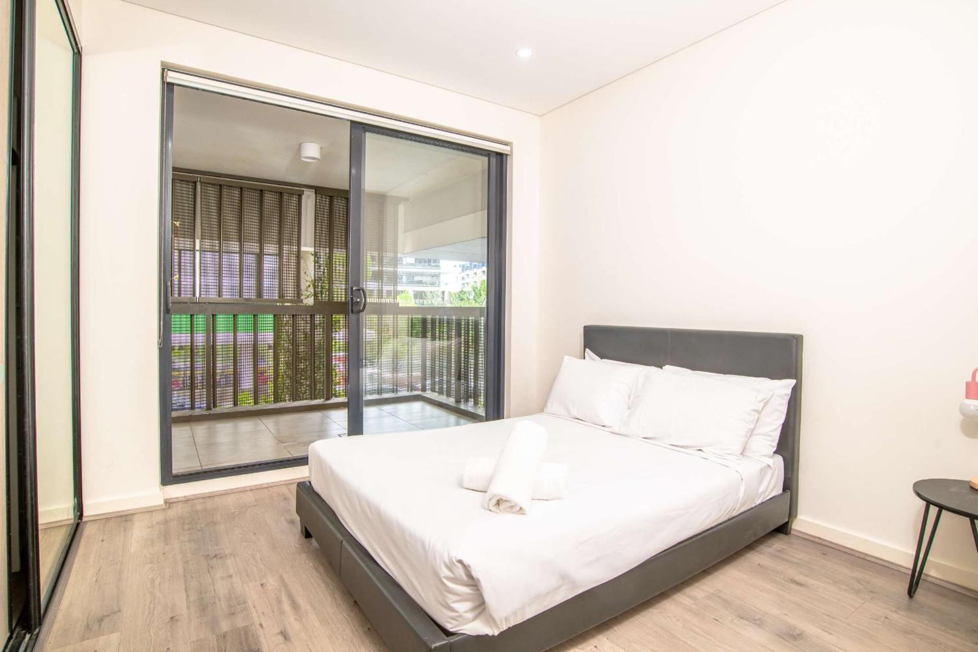 2-level With 3 Beds 3 Baths & Free Parking In Waterloo * Sydney