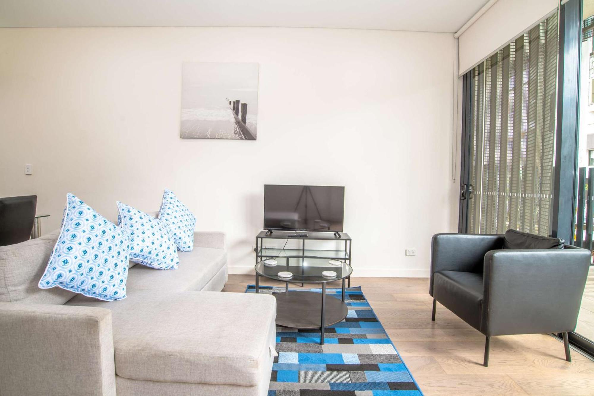 Apartment 2-level With 3 Beds 3 Baths & Free Parking In Waterloo