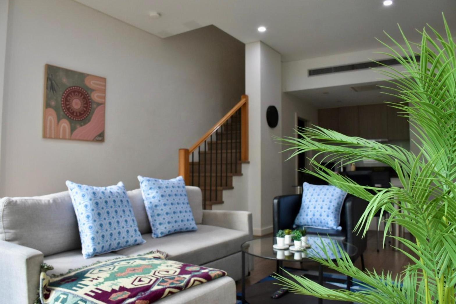 Apartment 2-level With 3 Beds 3 Baths & Free Parking In Waterloo *
