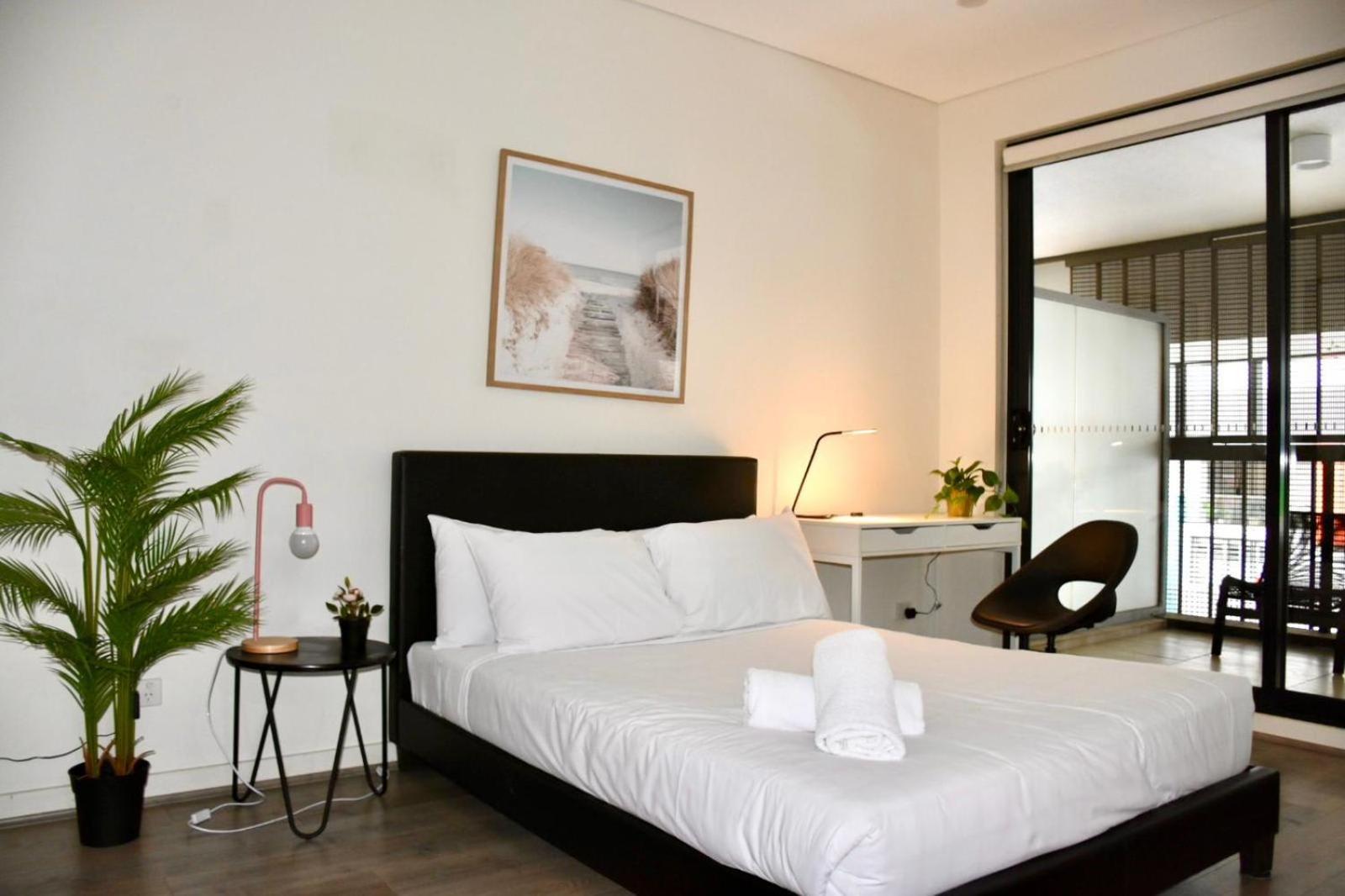 2-level With 3 Beds 3 Baths & Free Parking In Waterloo Apartment Sydney